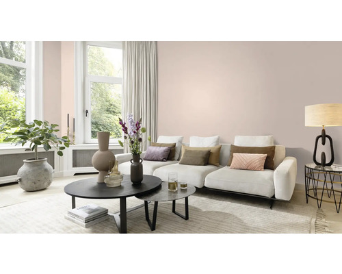 Ljust vardagsrum med soffa, soffbord och dekoration