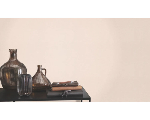 Dekorativa glasvaser och anteckningsböcker på ett bord