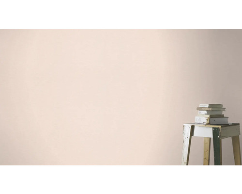 Väggdesign med färgskikt och stapel med böcker på en pall