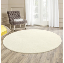 Rund matta i vardagsrum med fåtölj och dagsljus