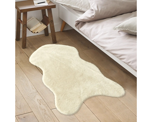 Dekorativ matta i sovrummet på trägolv