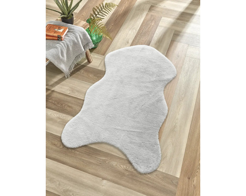 Dekorativ matta i pälslook på trägolv