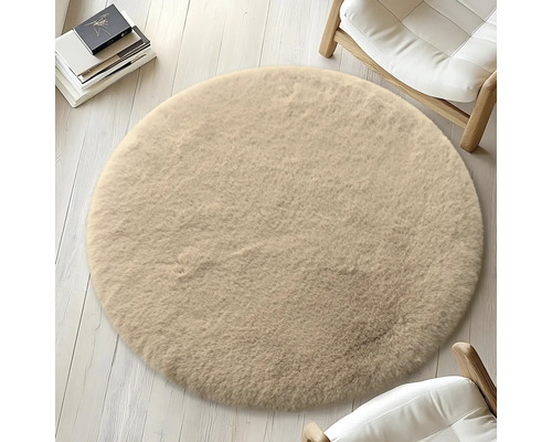 Rund, beige matta på ljust trägolv, omgiven av stolar och böcker.