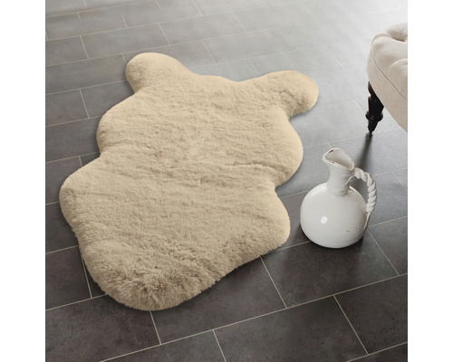 Teddyfällmatta i björndesign på klinkergolv