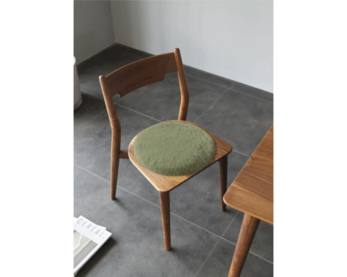 Trästol med sittdyna