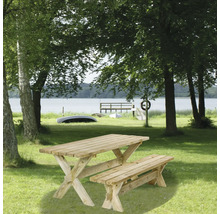 Trädgårdsträbord med bänk på en gräsmatta vid sjön