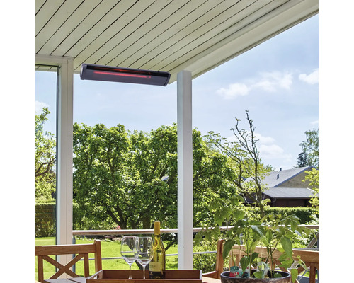Terrass med takmonterad terrassvärmare och trädgårdsutsikt