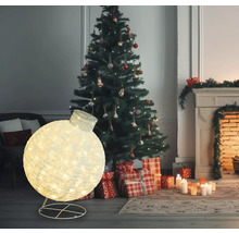 Dekorativ julgran med upplyst julgransprydnad, presenter och öppen spis.