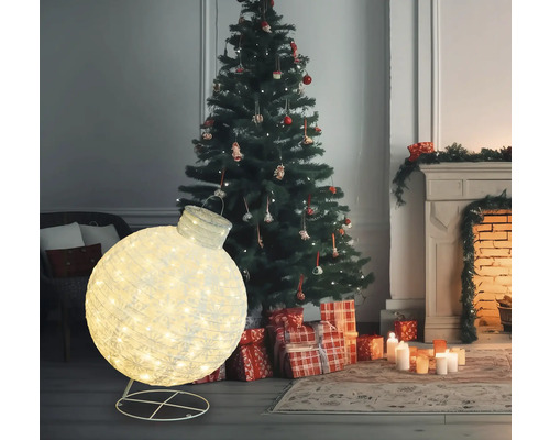 Dekorativ julgran med upplyst julgransprydnad, presenter och öppen spis.