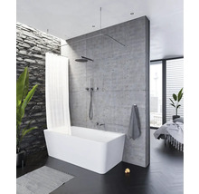 Modernt badrum med fristående badkar, duschdraperi och grå väggdesign