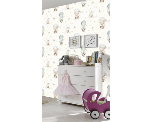 Barnrum med tapet, byrå och leksaker