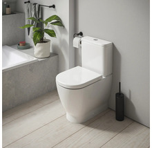 Vit toalett med cistern i ett badrum