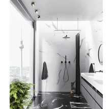 Modernt badrum med marmorplattor, dusch, tvättställ och utsikt över Berlins TV-torn