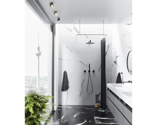 Modernt badrum med marmorplattor, dusch, tvättställ och utsikt över Berlins TV-torn