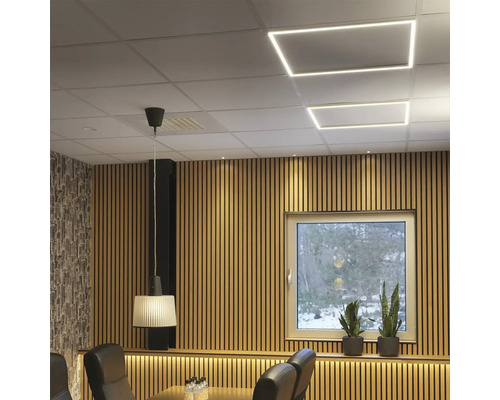 Interiör med takpaneler, rektangulära taklampor och pendellampa