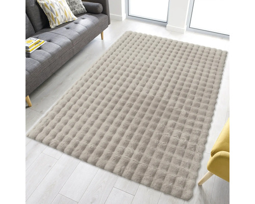 Rektangulär matta med vadderad design i ett ljust vardagsrum