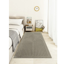 Sovrum med säng och grå matta med mönster