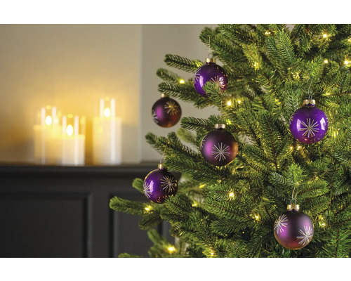 Dekorerad julgran med julgranskulor och ljus