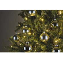 Dekorerad julgran med julgranskulor och ljusslinga