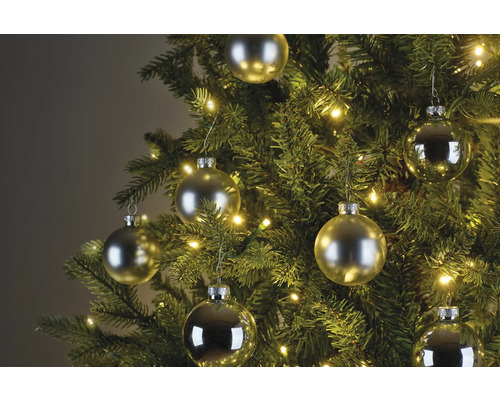 Dekorerad julgran med julgranskulor och ljusslinga
