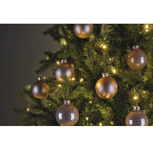 Julgran med julgranskulor och ljusslinga