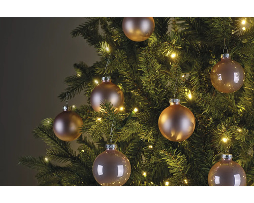 Julgran med julgranskulor och ljusslinga