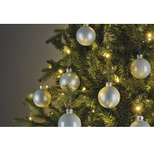 Julgran med julgranskulor och ljusslinga