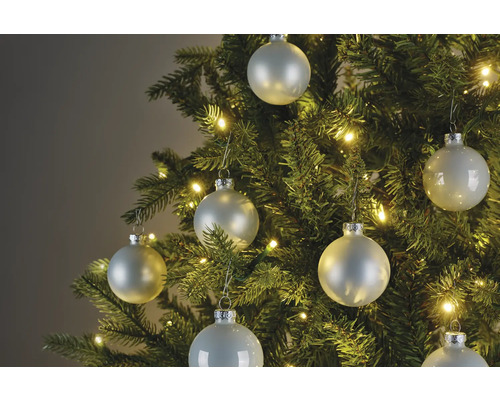 Julgran med julgranskulor och ljusslinga