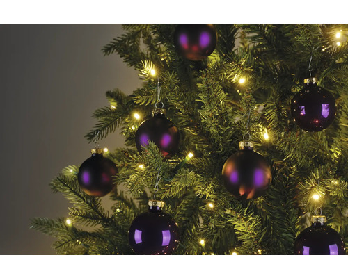 Dekorerad julgran med julgranskulor och ljusslinga