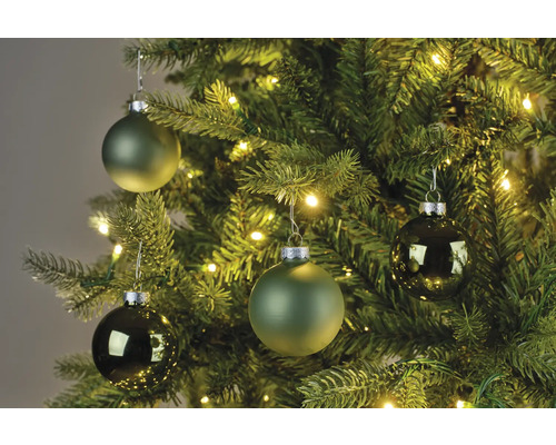 Julgran dekorerad med gröna julgranskulor och ljusslinga