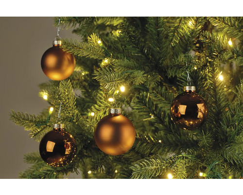 Julgran med bronsfärgade julgranskulor och ljus