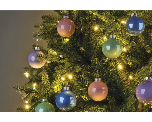 Dekorerad julgran med julgranskulor och ljusslingor