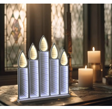 Dekorativ LED-ljusstake med fem ljus på bordet