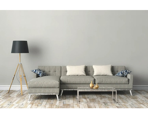 Vardagsrum med soffa, golvlampa och soffbord