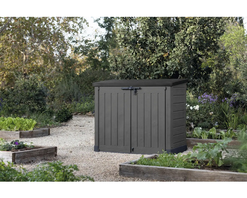 Trädgårdsskåp i plast med låsbara dörrar i trädgården