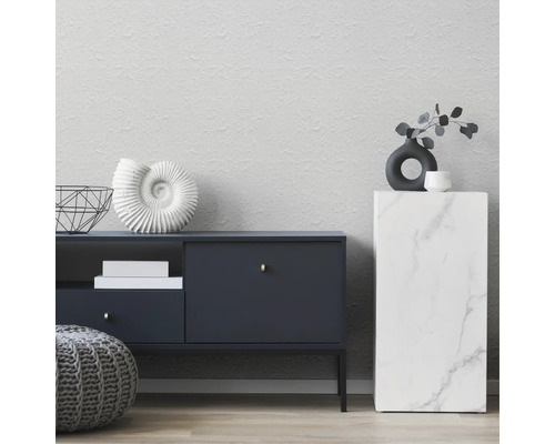 Vardagsrum med byrå, sidobord, dekorationer och puff