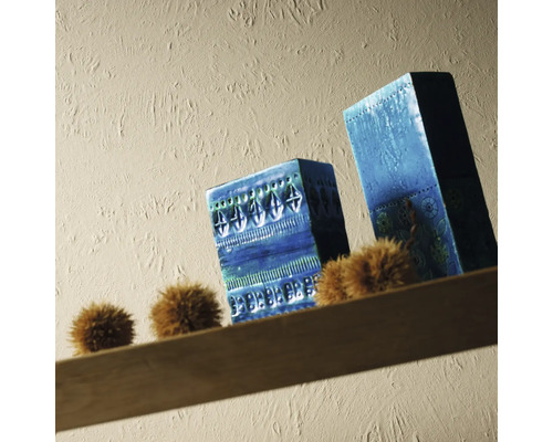 Dekorativa blå keramikvaser på en hylla med dekorativa bollar