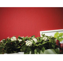 Närbild av en röd vinyltapet med blommor i förgrunden