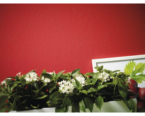 Närbild av en röd vinyltapet med blommor i förgrunden