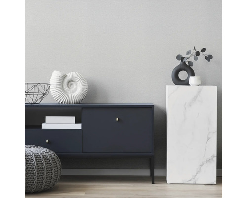 Dekorativt vardagsrum med byrå, pall och dekoration