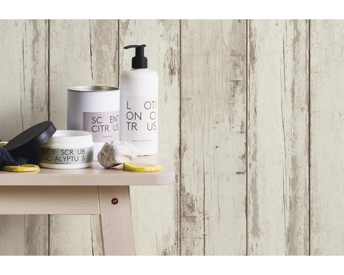 Badrumsstilleben med hudvårdsprodukter och träpanelvägg