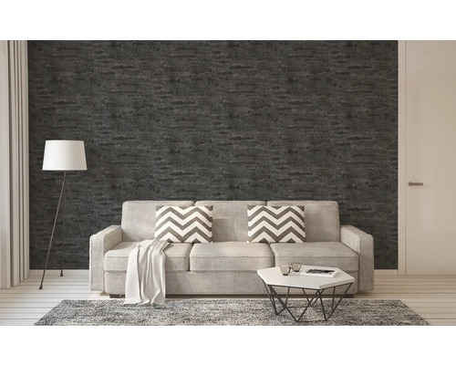 Vardagsrum med mönstrad tapet, soffa, golvlampa och matta