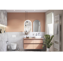 Modernt badrum med tvättställ, spegel, toalett och radiator