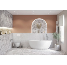 Modernt badrum med fristående badkar, toalett och handfat