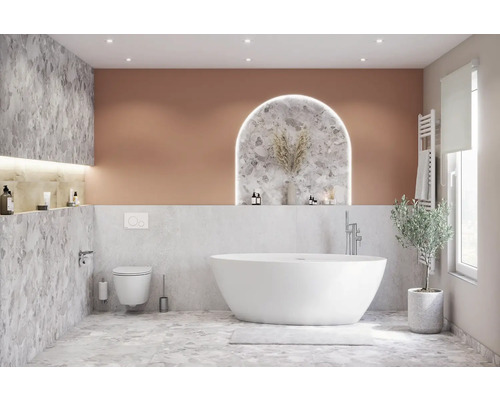 Modernt badrum med fristående badkar, toalett och handfat