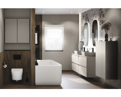 Ljust badrum med badkar, handfat, spegel och toalett