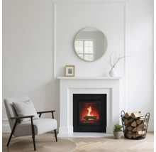 Vardagsrum med öppen spis, fåtölj och vedkorg