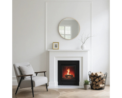 Vardagsrum med öppen spis, fåtölj och vedkorg