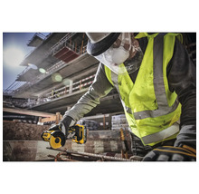 Byggnadsarbetare skär stål med en DeWalt vinkelslip på en byggarbetsplats