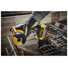 Person som skär metall med Dewalt batteridriven vinkelslip